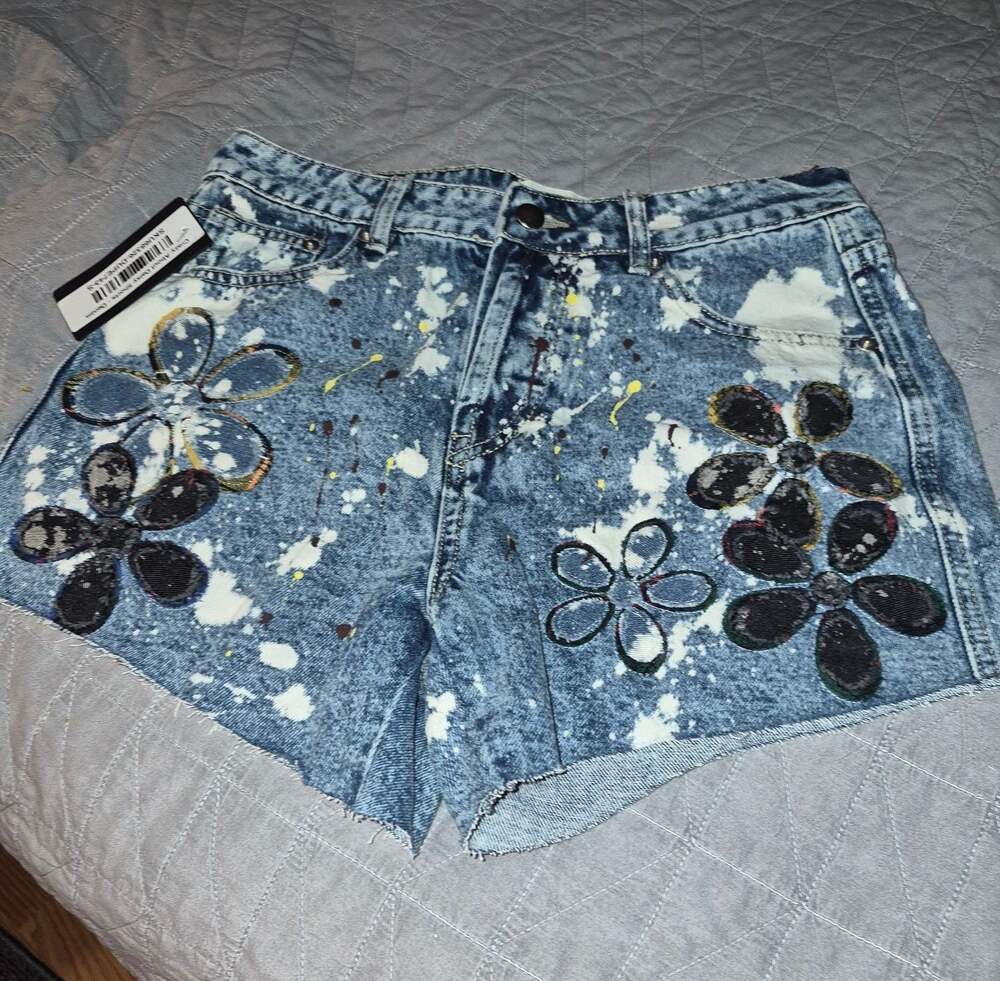 Oli & Hali Acid Wash Paint Splatter Daisy Floral Denim Shorts Size S